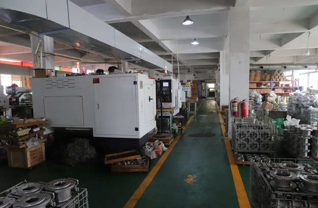 浙江富睿閥業(yè)有限公司精加工車(chē)間，車(chē)間專(zhuān)業(yè)生產(chǎn)高平臺(tái)球閥，三通四通五通球閥及薄型球閥。